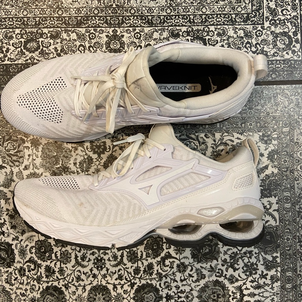 Men’s Mizuno  sneakers size 12
